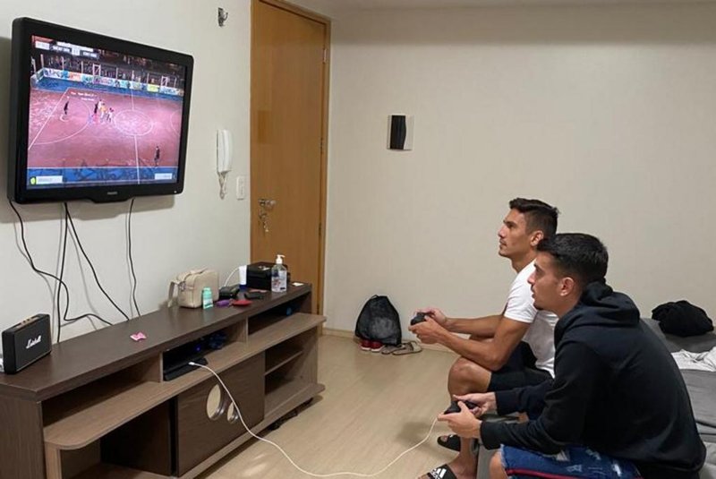 Jogadores do Juventude jogam videogame durante as férias<!-- NICAID(14487741) -->