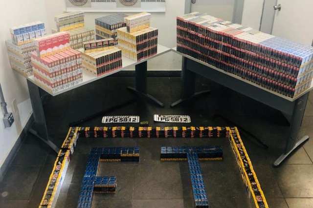 Brigada Militar recupera carga de cigarros avaliada em R$ 25 mil, em Caxias do Sul. Suspeita é que os 2,8 mil maços de cigarros tenham sido roubados em Antônio Prado. Suspeitos estavam com uma caminhonete Ecosport roubada em Campo Bom.<!-- NICAID(14492371) --> Brigada Militar recupera carga de cigarros avaliada em R$ 25 mil, em Caxias do Sul. Suspeita é que os 2,8 mil maços de cigarros tenham sido roubados em Antônio Prado. Suspeitos estavam com uma caminhonete Ecosport roubada em Campo Bom.<!-- NICAID(14492371) -->