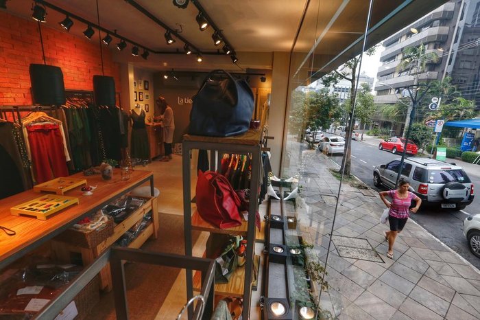Lojas no bairro Moinhos de Vento também reabriram nesta terça-feira