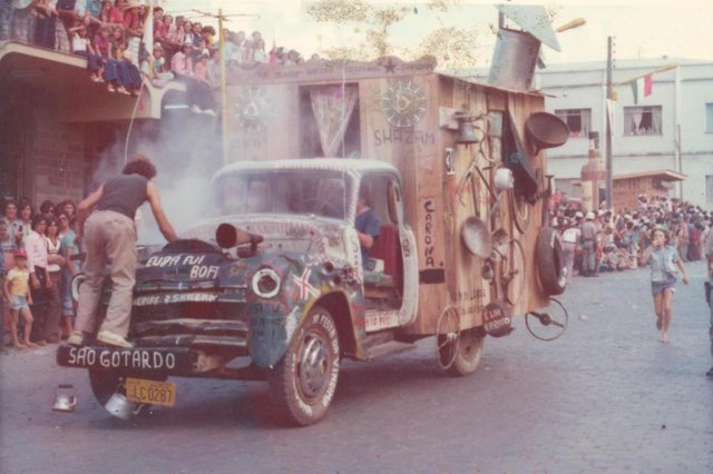 Sósias de Shazan e Xerife fazem sucesso no desfile na Fenavindima de 1973.<!-- NICAID(12368763) --> Sósias de Shazan e Xerife fazem sucesso no desfile na Fenavindima de 1973.<!-- NICAID(12368763) -->