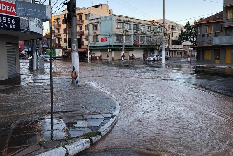 Vazamento provoca cachoeira no bairro Higienópolis, em Porto Alegre<!-- NICAID(14493436) -->