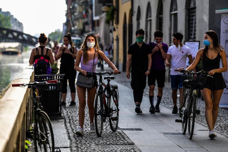  People stroll along the Navigli canals in Milan on May 8, 2020 during the countrys lockdown aimed at curbing the spread of the COVID-19 infection, caused by the novel coronavirus. (Photo by Miguel MEDINA / AFP)Editoria: HTHLocal: MilanIndexador: MIGUEL MEDINASecao: diseaseFonte: AFPFotógrafo: STF<!-- NICAID(14495831) -->