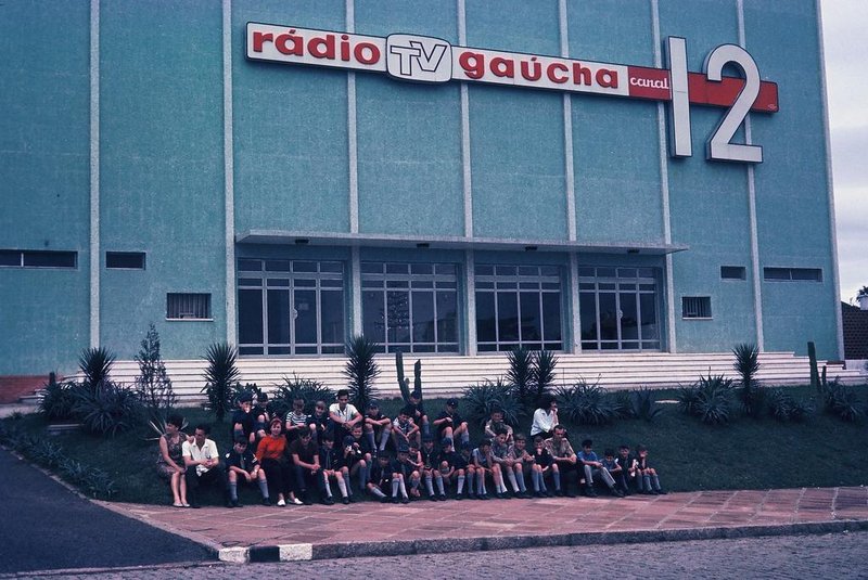 Visita de estudantes e escoteiros à sede da Rádio Gaúcha e TV Gaúcha Canal 12, no Morro Santa Tereza, em Porto Alegre, em 1965. Grupo viajou a bordo do Expresso Caxiense de Transportes<!-- NICAID(14496484) -->