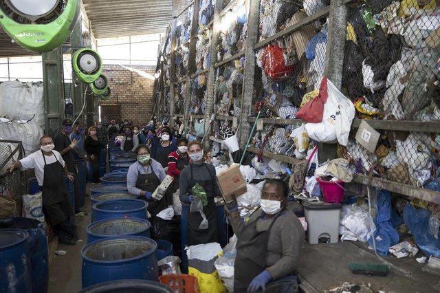  PORTO ALEGRE, RS, BRASIL - 08.05.2020 - Como a pandemia tem afetado as coletas e também os recicladores de lixo na Capital. Na imagem: UT Restinga - Coopertinga. (Foto: Jefferson Botega/Agencia RBS)Indexador: Jeff Botega