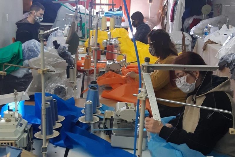 Desde o dia 30 de abril, um grupo de voluntárias se juntou para confeccionar equipamentos de proteção para o hospital Pompéia de Caxias do Sul. São aventais utilizados na Unidade de Terapia Intensiva (UTI) e confeccionados com TNT. <!-- NICAID(14497393) -->
