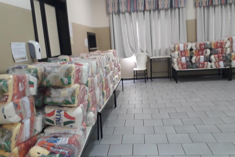 Os professores da Escola Municipal Nova Esperança, de Caxias do Sul, uniram-se e arrecadaram duas toneladas de alimentos, o que corresponde a 100 cestas básicas, para doar a alunos da entidade. Os kits começaram a ser entregues nesta segunda-feira (11). <!-- NICAID(14497515) -->