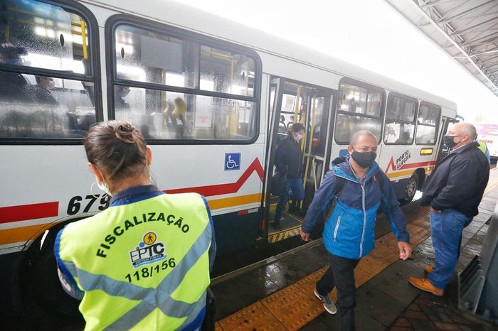 Máscaras têm grande adesão entre os passageiros