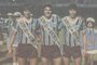 Foto publicada na Zero Hora de 18 de setembro de 1983. China, Renato Portaluppi e Paulo Roberto na partida de colocação de faixas da Libertadores, contra a Seleção do Interior, no Olímpico.