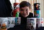 Desenhos de menino autista viram canecas que, com a venda, ajudam família a enfrentar a crise