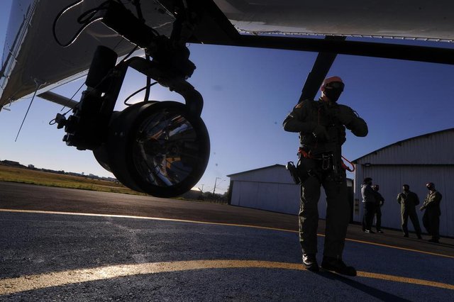 CAXIAS dO SUL, RS, BRASIL, 19/05/2020 - Helicóptero da Brigada Militar na Serra foi ewquipado com farol, o que possibilita operações noturnas. (Marcelo Casagrande/Agência RBS)<!-- NICAID(14503388) --> CAXIAS dO SUL, RS, BRASIL, 19/05/2020 - Helicóptero da Brigada Militar na Serra foi ewquipado com farol, o que possibilita operações noturnas. (Marcelo Casagrande/Agência RBS)<!-- NICAID(14503388) -->