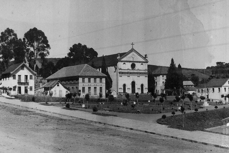 A praça Dante Marcucci e o centro do antigo distrito de São Marcos em meados dos anos 1940, após as obras de saneamento, aterro e paisagismo<!-- NICAID(14506806) -->