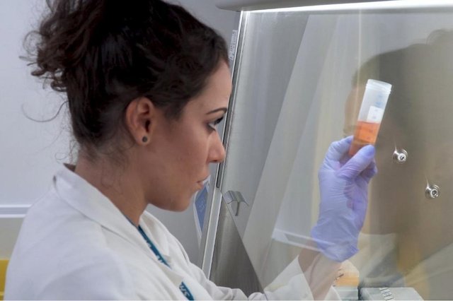 Biomédica caxiense Paula Boeira, pesquisadora da University of Plymouth, participa de pesquisa que busca desenvolver teste para detectar propensão a sintomas graves em pacientes com Covid-19.<!-- NICAID(14507556) --> Biomédica caxiense Paula Boeira, pesquisadora da University of Plymouth, participa de pesquisa que busca desenvolver teste para detectar propensão a sintomas graves em pacientes com Covid-19.<!-- NICAID(14507556) -->