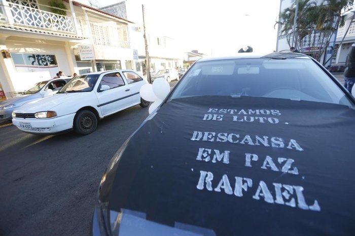 Veículos percorreram a Avenida Duque de Caxias, principal via da cidade, e foram até a Delegacia de Polícia