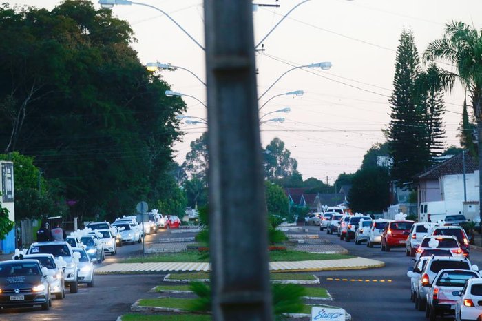 Centenas de carros com balões brancos e faixas pretas saíram pelas ruas da cidade