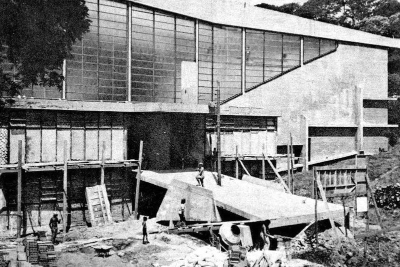 Obras finais de construção do Ginásio Pedro Carneiro Pereira, junto ao Parque dos Macaquinhos em janeiro de 1975.<!-- NICAID(14508290) -->