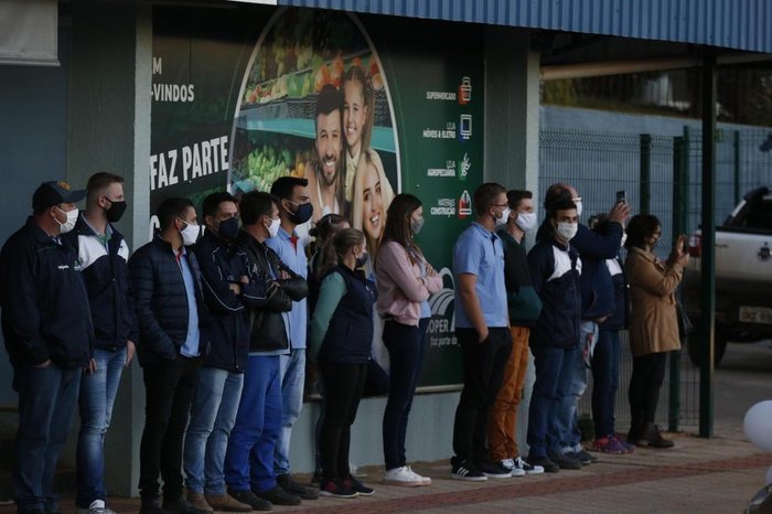 Pessoas foram para as calçadas para acompanhar a carreata