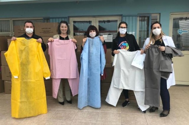 Doações feitas para hospitais da região reverteram em proteção e estrutura. Na foto, doação de pijamões recebida pelo Hospital São Carlos de Farrouilha<!-- NICAID(14506330) --> Doações feitas para hospitais da região reverteram em proteção e estrutura. Na foto, doação de pijamões recebida pelo Hospital São Carlos de Farrouilha<!-- NICAID(14506330) -->