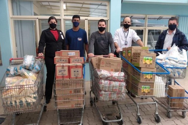 Doações feitas para hospitais da região reverteram em proteção e estrutura. Na foto, doação de alimentos recebida pelo Hospital São Carlos de Farrouilha<!-- NICAID(14506328) -->
