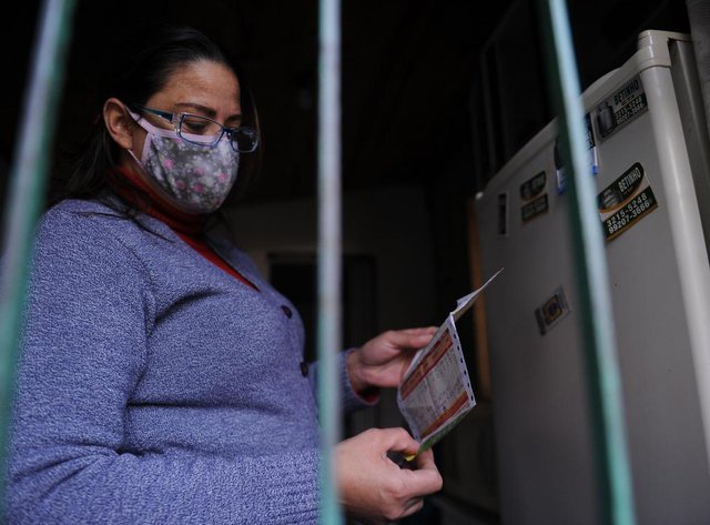 CAXIAS DO SUL, RS, BRASIL 28/05/2020 - Joelma Santos Ribeiro, 36 anos, doméstica, recebeu o benefício dos R$ 600, e realmente estava precisando, porque, na pandemia, ficou sem rendimento algum. Só recebeu a primeira parcela em maio. Terá direito ainda a duas, e com essas parcelas pretende colocar o aluguel em dia, porque ficou devendo os meses de março, abril e maio. (Marcelo Casagrande/Agência RBS)<!-- NICAID(14510238) --> CAXIAS DO SUL, RS, BRASIL 28/05/2020 - Joelma Santos Ribeiro, 36 anos, doméstica, recebeu o benefício dos R$ 600, e realmente estava precisando, porque, na pandemia, ficou sem rendimento algum. Só recebeu a primeira parcela em maio. Terá direito ainda a duas, e com essas parcelas pretende colocar o aluguel em dia, porque ficou devendo os meses de março, abril e maio. (Marcelo Casagrande/Agência RBS)<!-- NICAID(14510238) -->