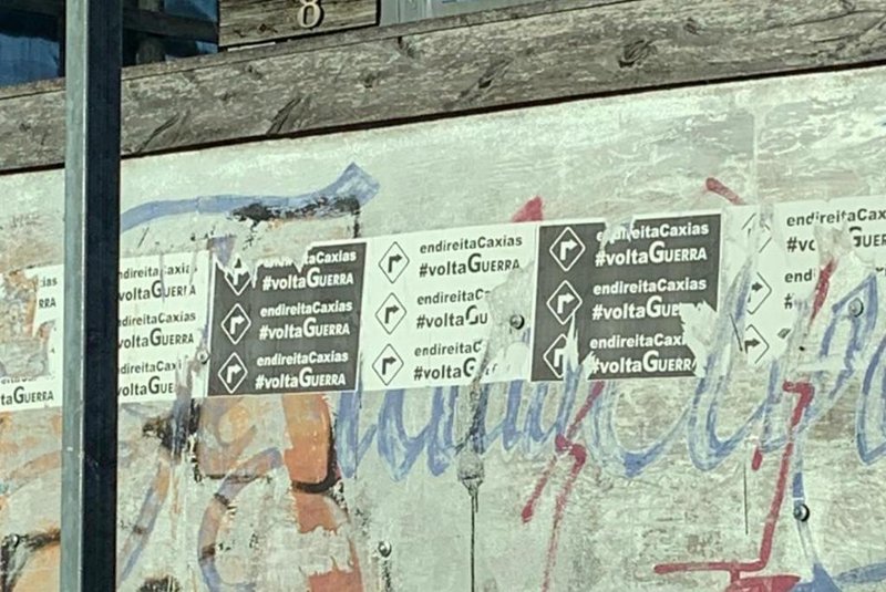 Cartazes da campanha Volta Guerra e Endireita Caxias, na esquna da Rua Visconde de Pelotas e Tronca<!-- NICAID(14511700) -->