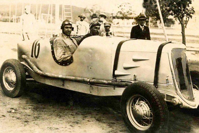  O vitorioso Norberto Jung (à direita, ao volante) e seu Ford V8.n º 16<!-- NICAID(14509044) -->