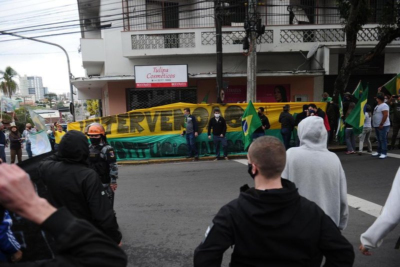 CAXIAS DO SUL, RS, BRASIL (31/05/2020)Manifestação reúne defensores e contrários a Bolsonaro em frente ao 3º Grupo de Artilharia Antiaérea (3º GAAAe). (Antonio valiente/Agência RBS)<!-- NICAID(14512019) -->
