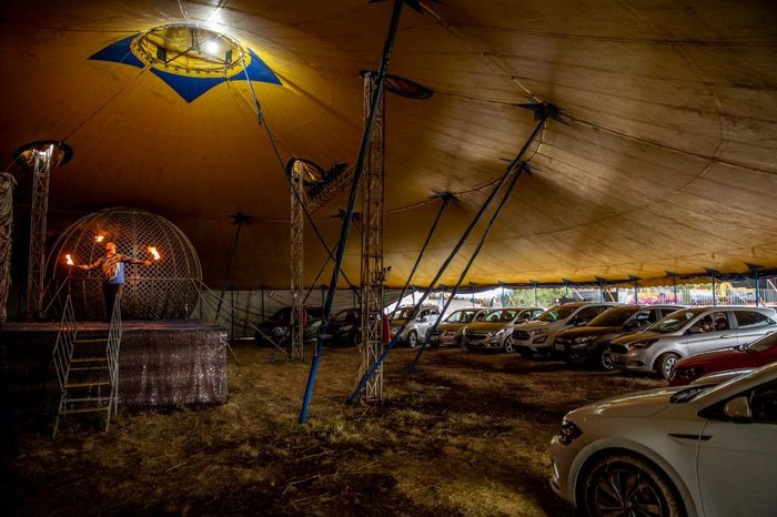 Veículos sob a lona do circo