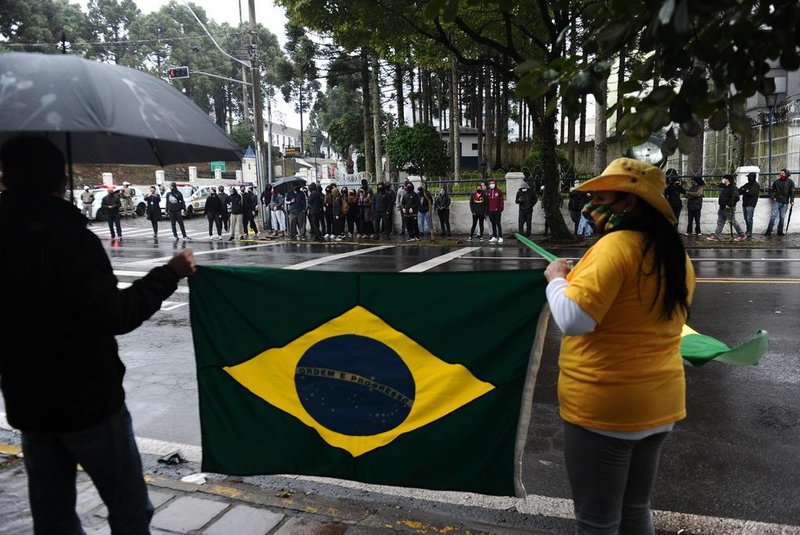  CAXIAS DO SUL, RS, BRASIL (07/06/2020)Protesto de apoiadores de Bolsonaro e antifacistas na frente do 3º Grupo de Artilharia Antiaérea em Caxias do Sul. (Antonio Valiente/Agência RBS)<!-- NICAID(14517172) -->