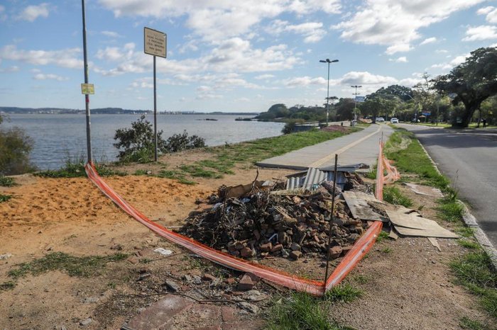 Nos próximos dias, segundo a prefeitura, construtora deve limpar o local e retirar isolamento até retomar as obras