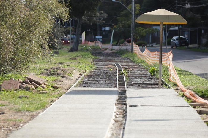 Novas calçadas, todavia, foram paralisadas com obras em andamento, deixando trecho parcialmente inacabado