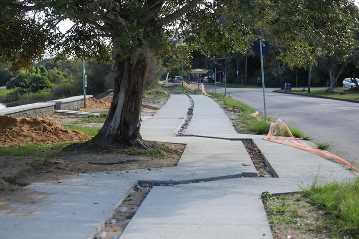 No local, é possível ver tomando forma os passeios alargados para caminhadas, com a espera para piso podotátil