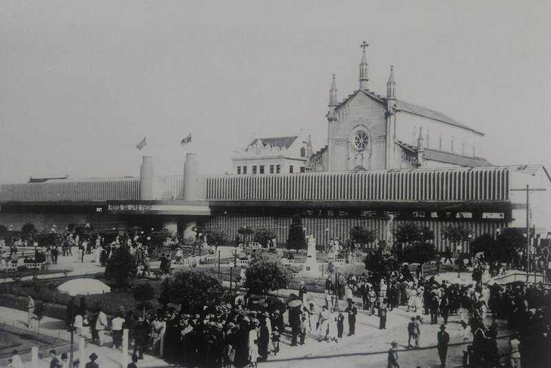Praça Dante Alighieri e o acesso ao pavilhão principal da Festa da Uva de 1937, a última antes da Segunda Guerra Mundial<!-- NICAID(14522648) -->