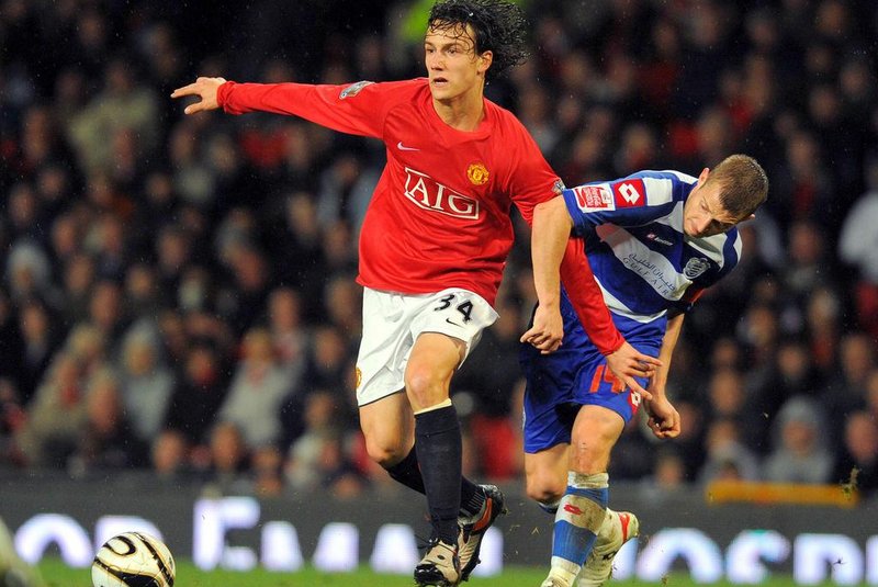 FBL-ENG-LCUP-MANUTD-QPRManchester Uniteds Brazilian midfielder Rodrigo Possebon (L) vies with Queens Park Rangers Irish midfielder Martin Rowlands during their Carling cup fourth round football match at Old Trafford, Manchester, north-west England, on November 11, 2008. AFP PHOTO/ANDREW YATES.  FOR EDITORIAL USE ONLY Additional licence required for any commercial/promotional use or use on TV or internet (except identical online version of newspaper) of Premier League/Football League photos. Tel DataCo +44 207 2981656. Do not alter/modify photo. (Photo by ANDREW YATES / AFP)Editoria: SPOLocal: ManchesterIndexador: ANDREW YATESSecao: soccerFonte: AFP<!-- NICAID(14524404) -->