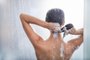 Woman using shampoo during taking showerSenhora lavando o cabelo enquanto relaxa sob a corrente de água. Ela gesticulando as mãosFonte: 213497563<!-- NICAID(14325170) -->