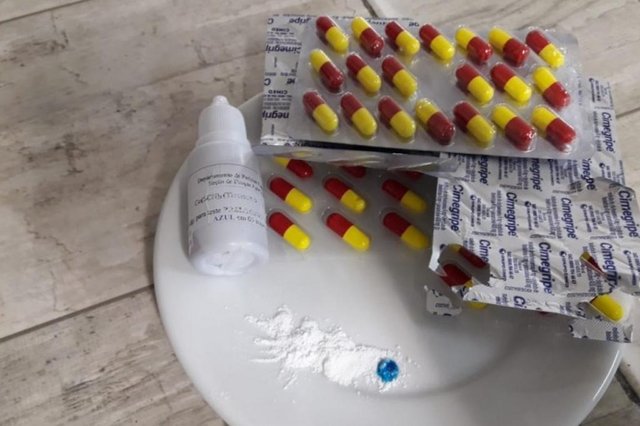 Uma mulher foi presa ao levar cocaína escondida dentro de remédios para gripe na Penitenciária do Apanhador. O crime foi descoberto após os agentes penitenciários desconfiarem da espessura da embalagem do medicamento. As embalagens foram abertas e algumas cápsulas testadas com um reagente, que confirmaram a existência da droga.{C}<!-- NICAID(14524879) -->