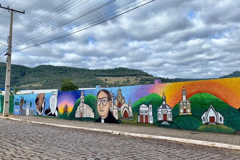 Grafite feito pelo artista urbano caxiense Rafael Ferreira, o APA, retrata a história dos 61 anos da cidade de Muçum. O grafite é um dos maiores do Rio Grande do Sul.<!-- NICAID(14524475) -->