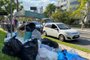 Moradores doam roupas e alimentos em drive-thru solidário na Praça da Encol<!-- NICAID(14527283) -->