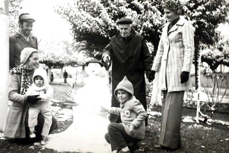 Santa Lúcia do Piaí em 1975: Beneditto Cavalli, Fátima Cavalli (com Luciane Cavalli no colo), o padre Paulo Navaro, Rudinei Cavalli (agachado) e Neli Comunello Cavalli<!-- NICAID(14528205) -->