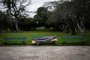 PORTO ALEGRE, RS, BRASIL, 06-06-2020, 12h39: Homem dorme no banco do Parque Farroupilha (Redenção) em dia de frio e céu nublado e pouco movimento no parque.  (Foto: Mateus Bruxel / Agência RBS)<!-- NICAID(14516892) -->