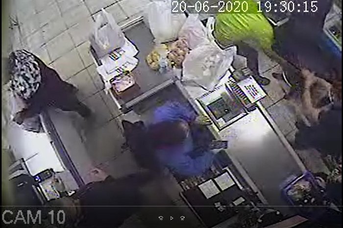 Nesta imagem, Macedo estaria puxando a faca de volta