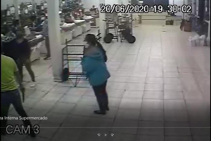 Em outra câmera, o cliente aparece com a faca na mão