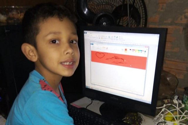 Lucas Gabriel da Rosa Gonçalves, seis anos, aluno do 1º ano, um dos primeiros a receber a doação de um computador<!-- NICAID(14531044) -->