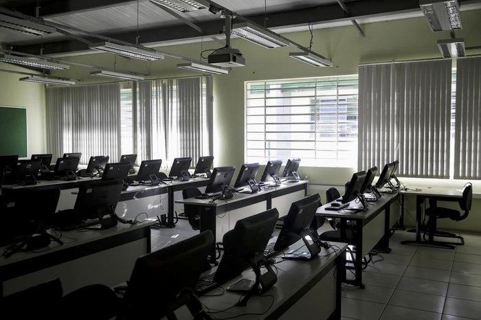 Laboratórios equipados auxiliam na aprendizagem