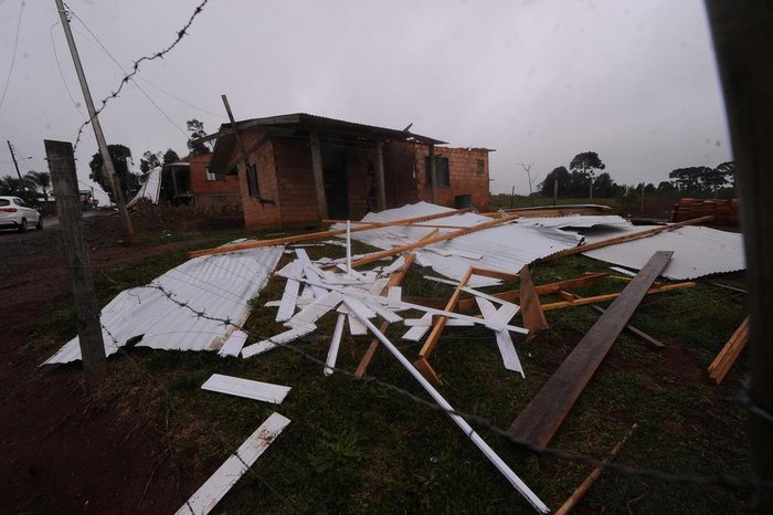 Rastros de destruição são vistos por todos os lados