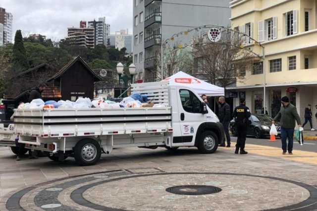 No último sábado, 27, foi realizada a segunda edição do drive-thru para arrecadar doações para a Campanha do Agasalho 2020. Um caminhão de roupas, cobertores, sapatos e fraldas foi recolhido nos pontos de coleta na Via del Vino e Corpo de Bombeiros. Depois de 72 horas em quarentena, as peças arrecadadas foram contabilizadas, totalizando 3,2 mil doações.<!-- NICAID(14536368) --> No último sábado, 27, foi realizada a segunda edição do drive-thru para arrecadar doações para a Campanha do Agasalho 2020. Um caminhão de roupas, cobertores, sapatos e fraldas foi recolhido nos pontos de coleta na Via del Vino e Corpo de Bombeiros. Depois de 72 horas em quarentena, as peças arrecadadas foram contabilizadas, totalizando 3,2 mil doações.<!-- NICAID(14536368) -->