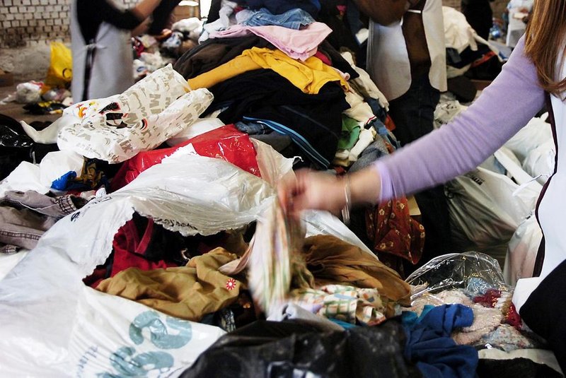  Campanha do Agasalho 2010 - Corrente da Alegria. Voluntários fazem a seleção das roupas doadas pela comunidade. Na foto: a voluntária Bruna Lorandi.<!-- NICAID(4691447) -->