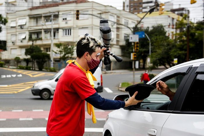 Durante a manhã, poucas janelas dos automóveis se abriram para os artistas