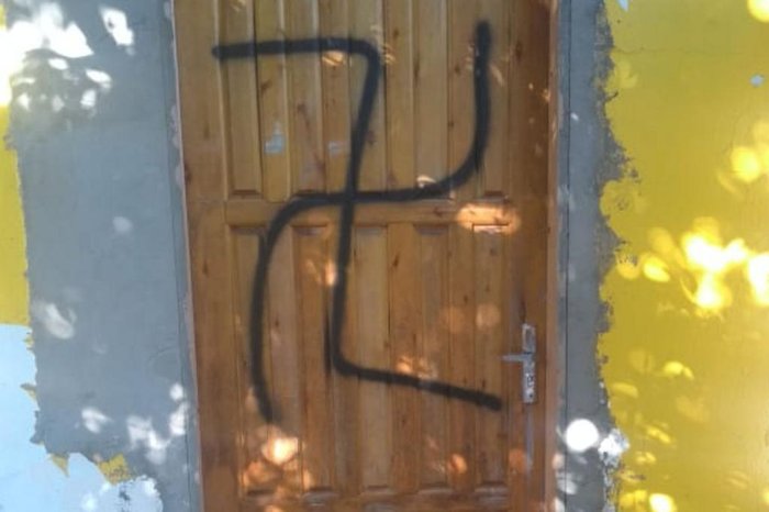 Suásticas e frases com ofensas racista e homofóbica foram pintadas em portas e paredes