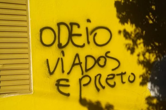 Suásticas e frases com ofensas racista e homofóbica foram pintadas em portas e paredes