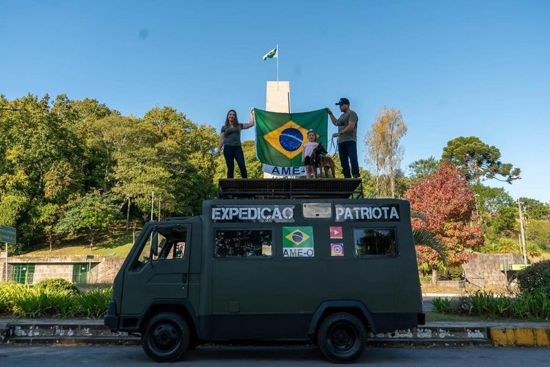 Expedição Patriota, de Caxias do Sul, que se prepara para percorrer o Brasil em 12 meses. Guilherme Lovison e a esposa Débora Lovison, a filha Amablie e a cachorra Mali<!-- NICAID(14535199) -->